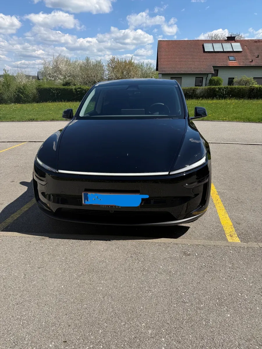 Tesla Model Y 2025 photo 2