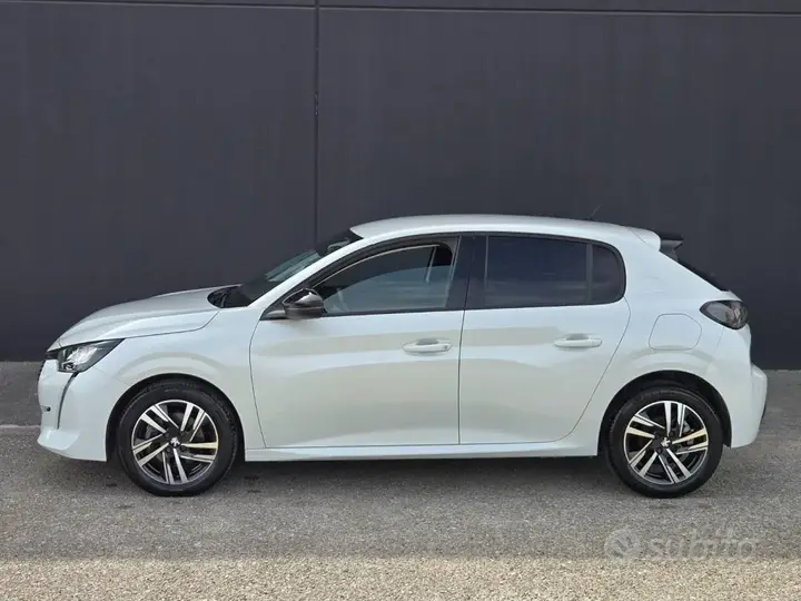Peugeot 208 2022 photo 2