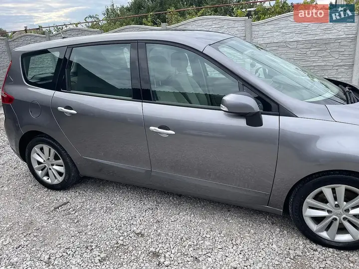 Renault Grand Scenic 2010 photo 2