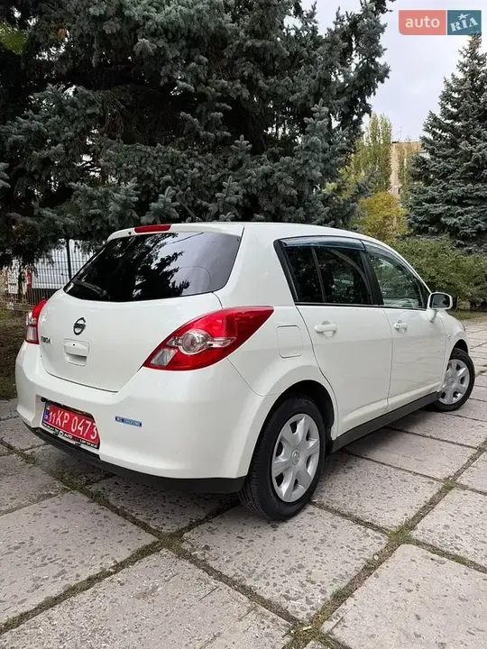Nissan Tiida 2011 photo 2
