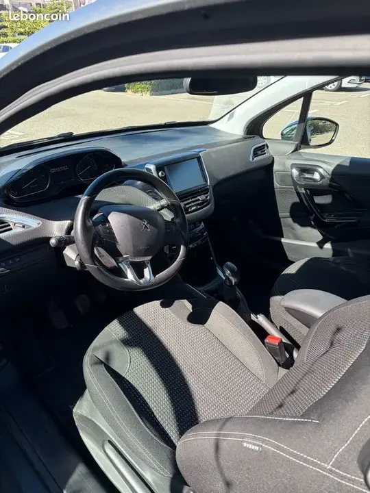 Peugeot 208 2015 photo 3