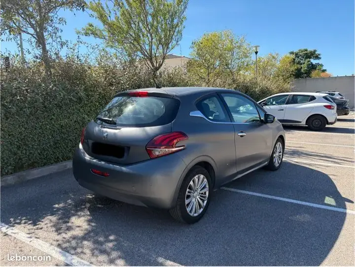 Peugeot 208 2015 photo 2