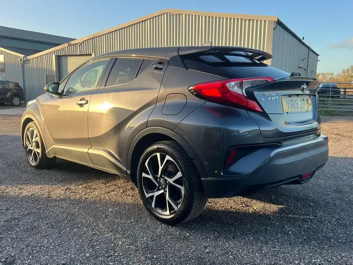 Toyota C-Hr 2019 photo 2