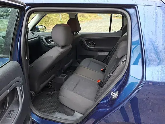 Skoda Fabia 2011 photo 3