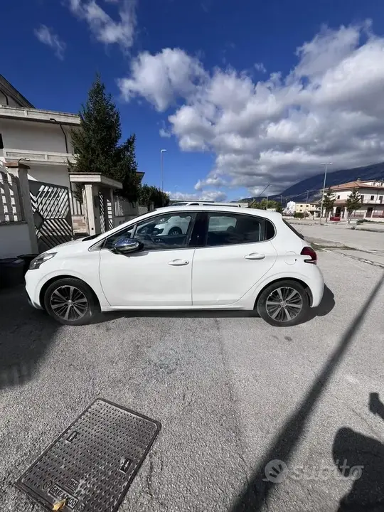 Peugeot 208 2017 photo 2
