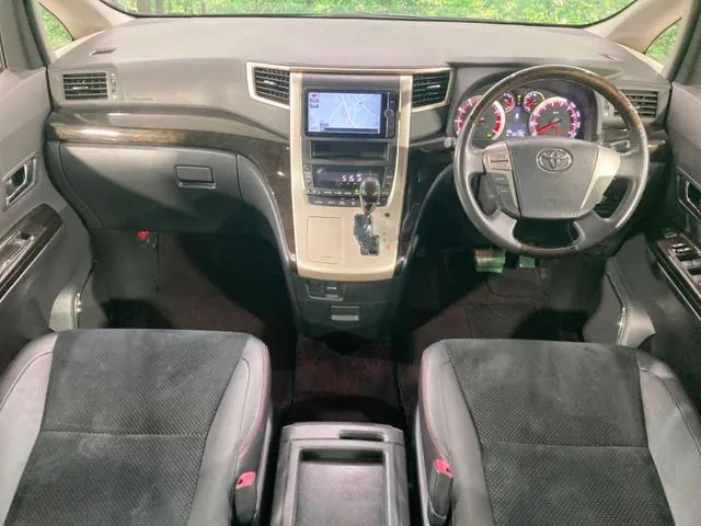 Toyota Vellfire 2013 photo 2