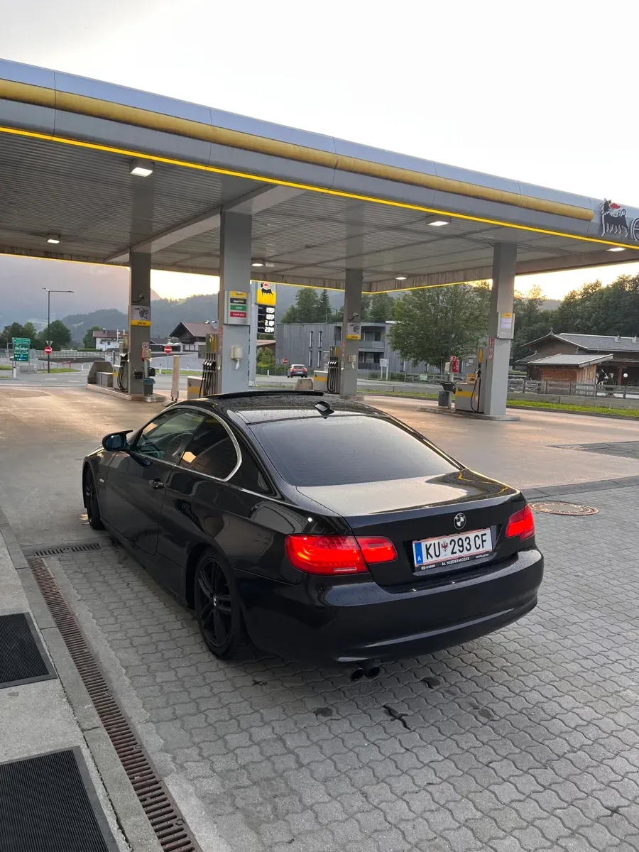 BMW 3 Series 2010 photo 2