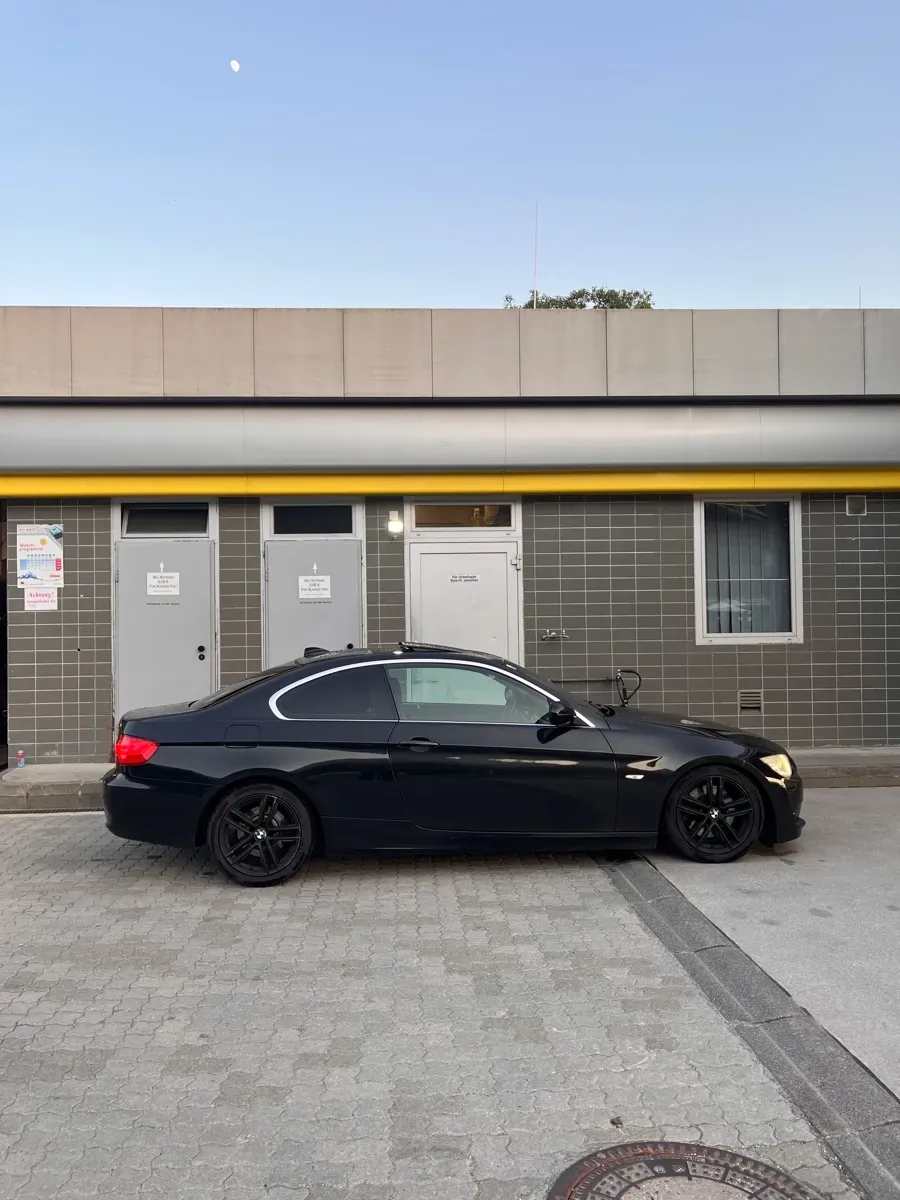 BMW 3 Series 2010 photo 3
