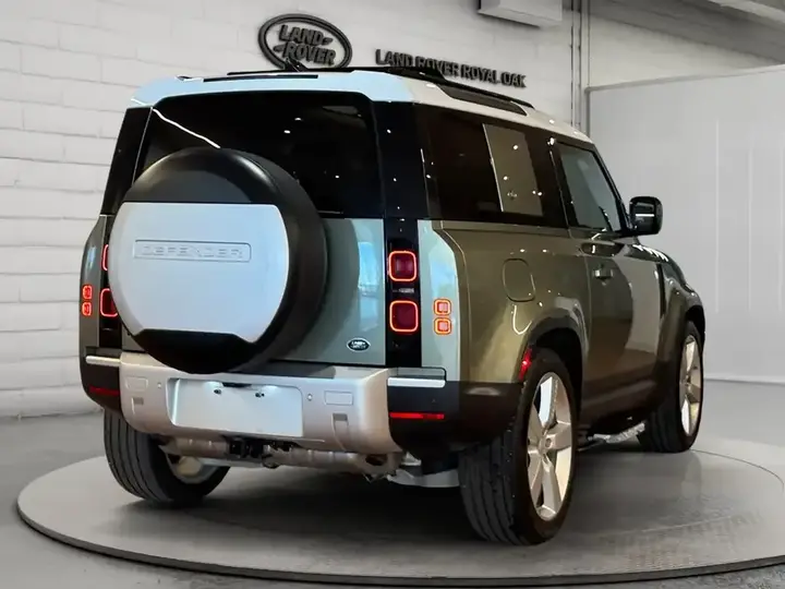 Land Rover Defender 2021 photo 5