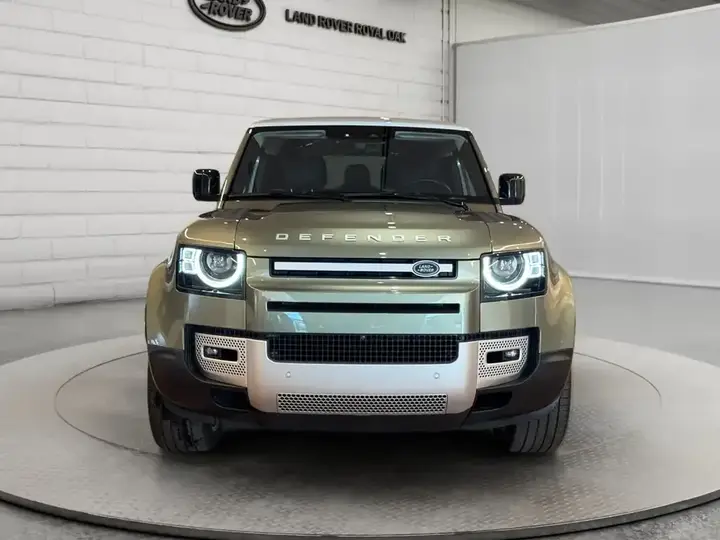 Land Rover Defender 2021 photo 2