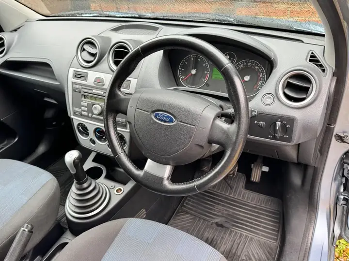 Ford Fiesta 2006 photo 2