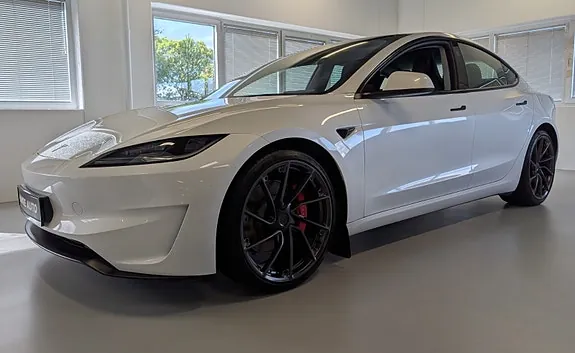Tesla Model 3 2024 photo 2