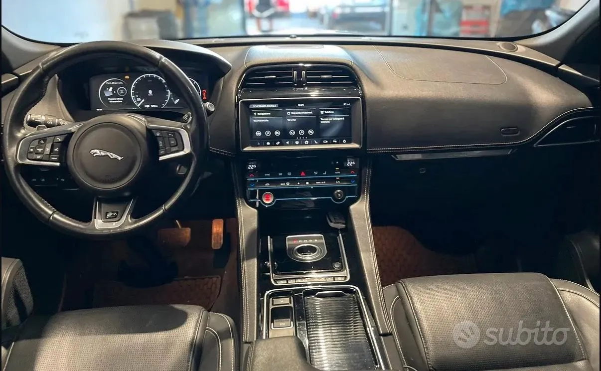 Jaguar F-Pace 2018 photo 4