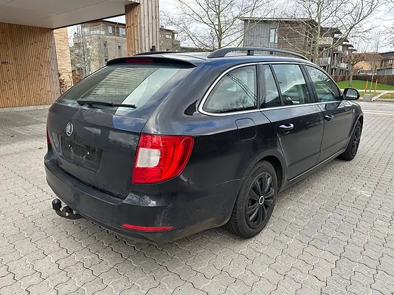 Skoda Superb 2012 photo 2