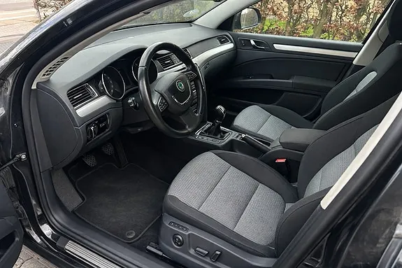 Skoda Superb 2012 photo 5