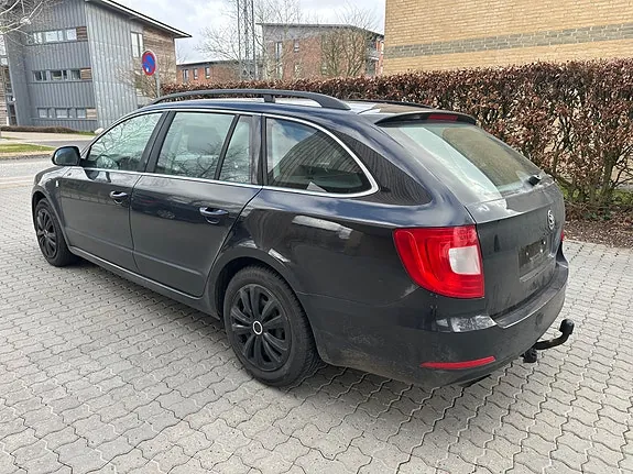 Skoda Superb 2012 photo 4