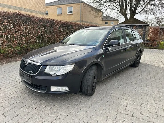 Skoda Superb 2012 photo 3