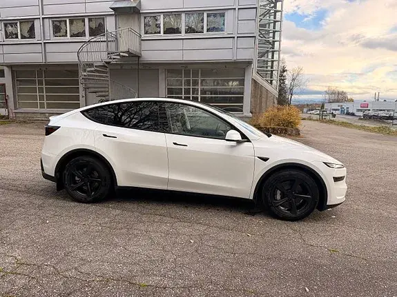 Tesla Model Y 2025 photo 4