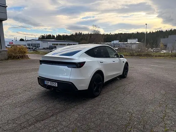 Tesla Model Y 2025 photo 5