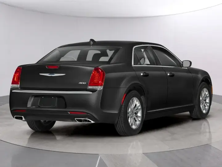 Chrysler 300 2023 photo 2