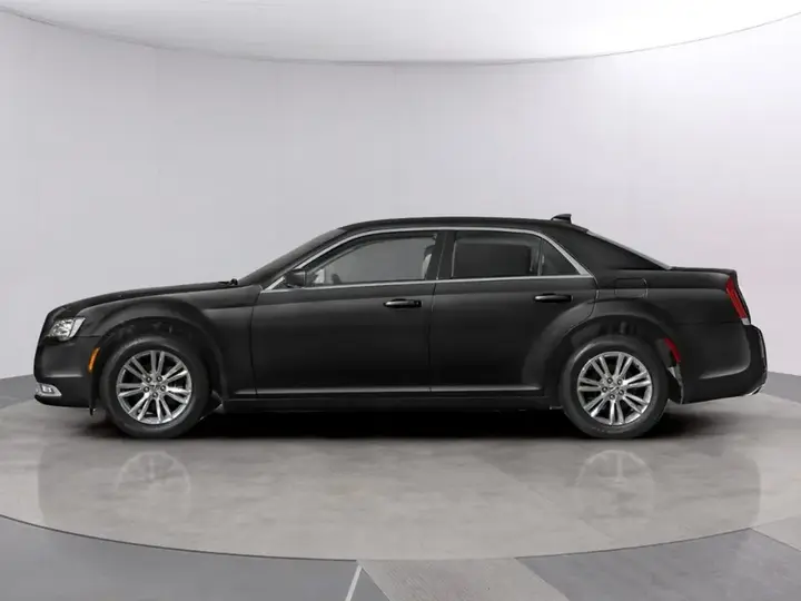 Chrysler 300 2023 photo 3