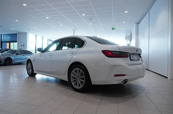 BMW 330E 2023 photo 3