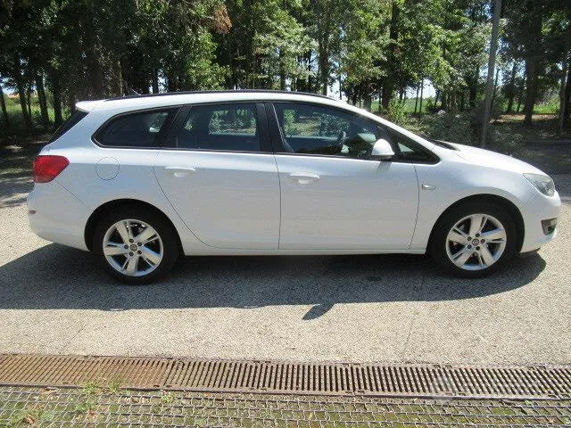 Opel Astra 2014 photo 2