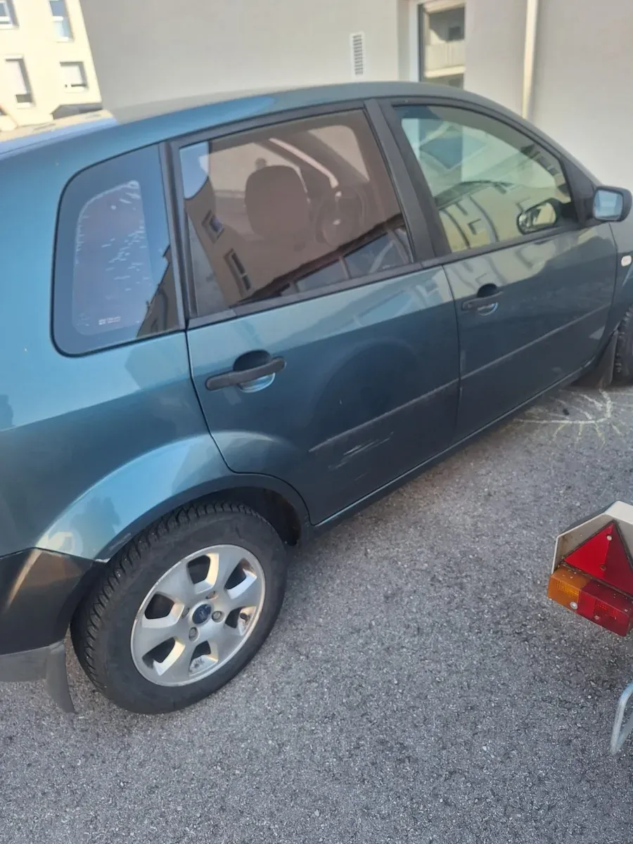 Ford Fiesta 2005 photo 2