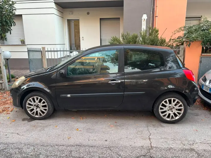 Renault Clio 2006 photo 2