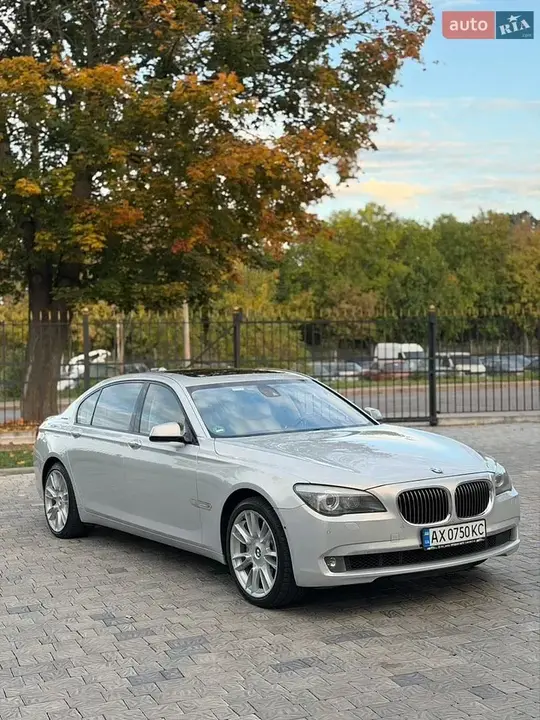 BMW 7 Series 2010 photo 2