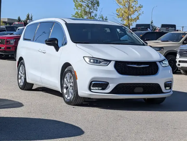 Chrysler Pacifica 2026 photo 2