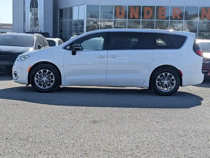 Chrysler Pacifica 2026 photo 5