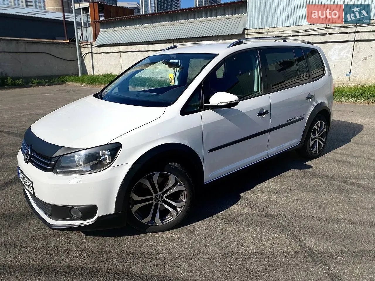 Volkswagen Touran 2011 photo 3