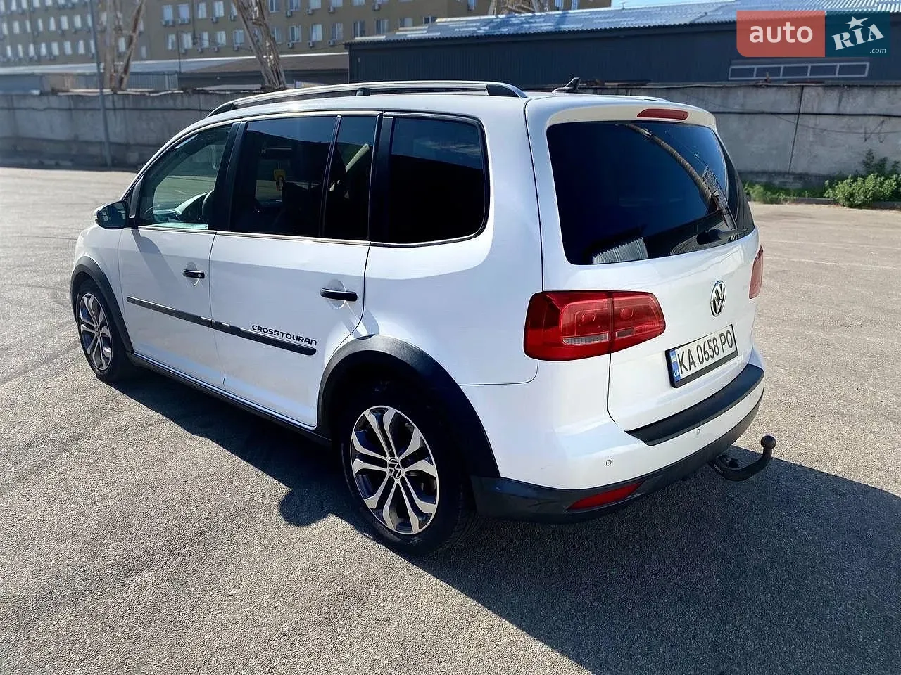 Volkswagen Touran 2011 photo 5