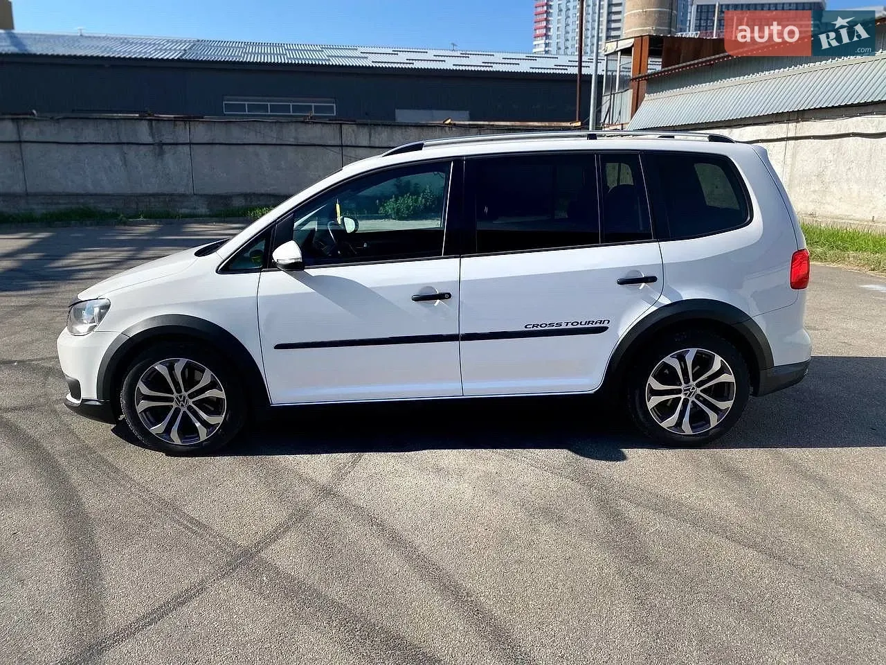 Volkswagen Touran 2011 photo 4