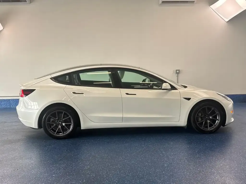 Tesla Model 3 2022 photo 3