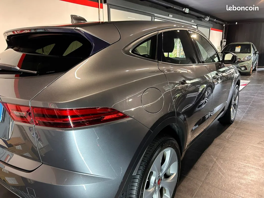 Jaguar E-Pace 2018 photo 4