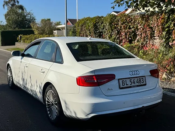 Audi A4 2012 photo 2