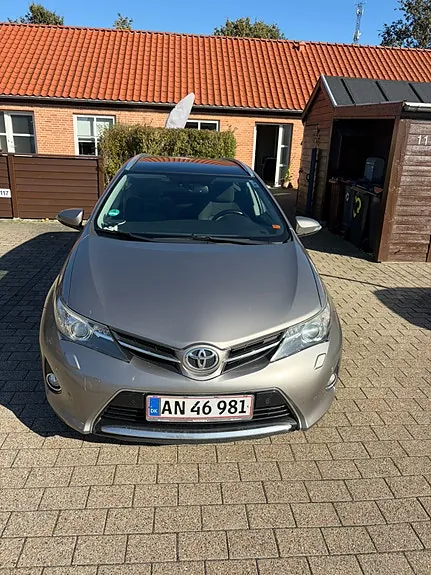 Toyota Auris 2014 photo 2