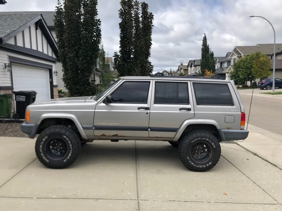 Jeep Cherokee 2000 photo 2