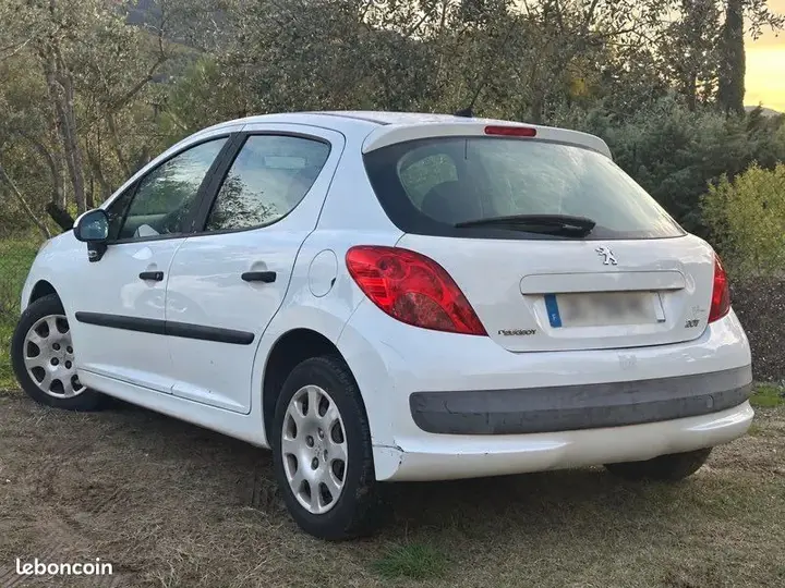 Peugeot 207 2008 photo 2