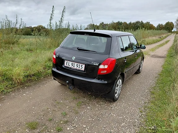 Skoda Fabia 2010 photo 3