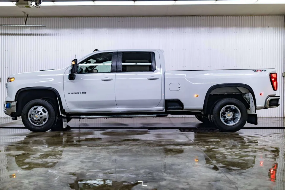 Chevrolet Silverado 3500Hd 2024 photo 2