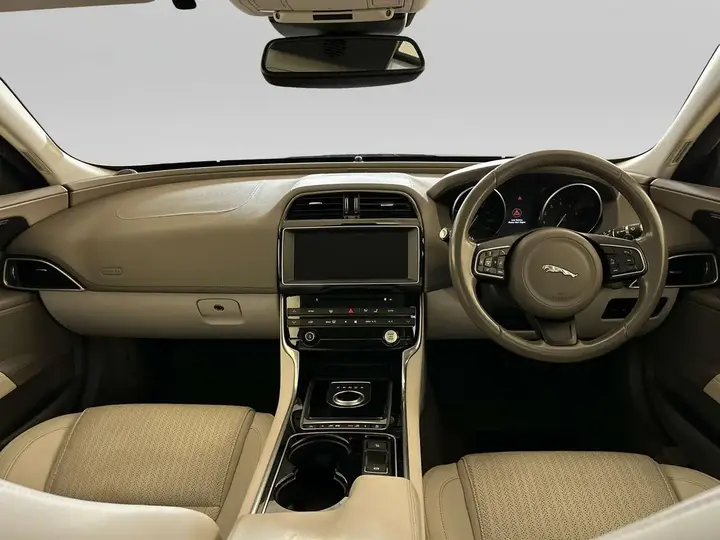 Jaguar Xe 2017 photo 3