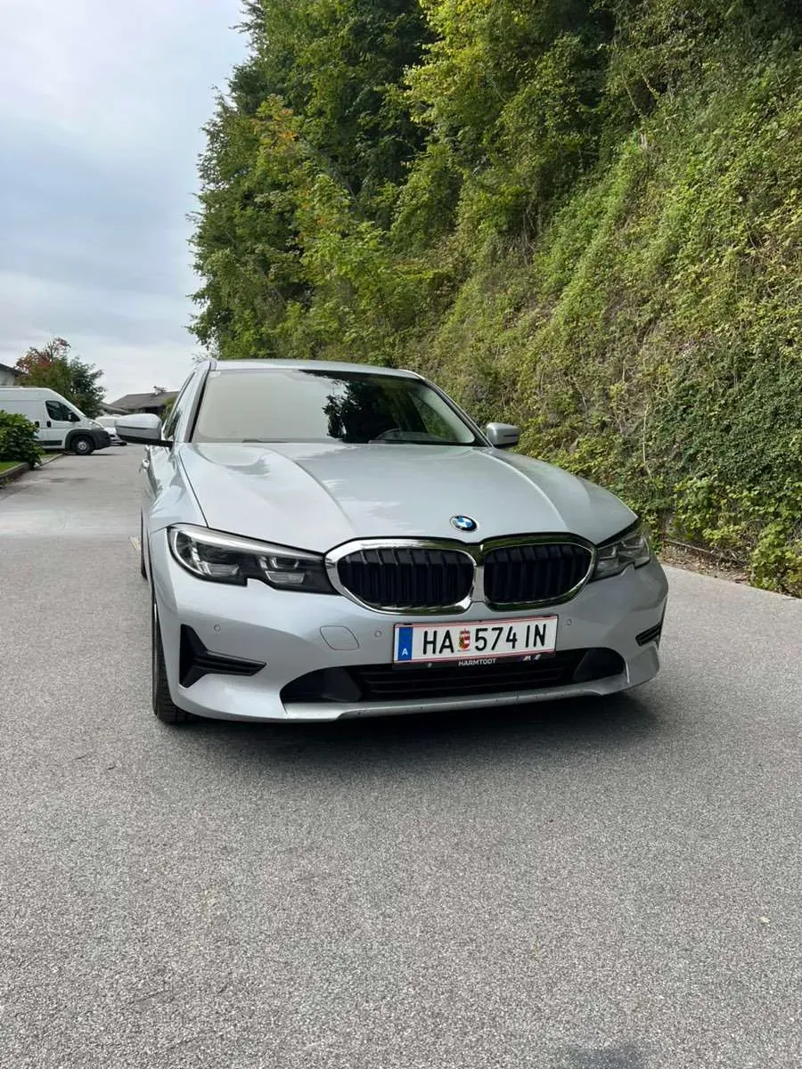 BMW 3 Series 2019 photo 2