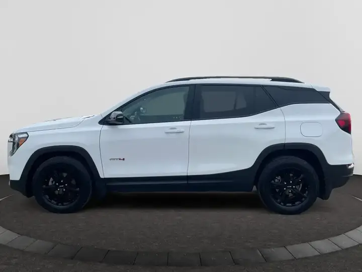 GMC Terrain 2024 photo 2
