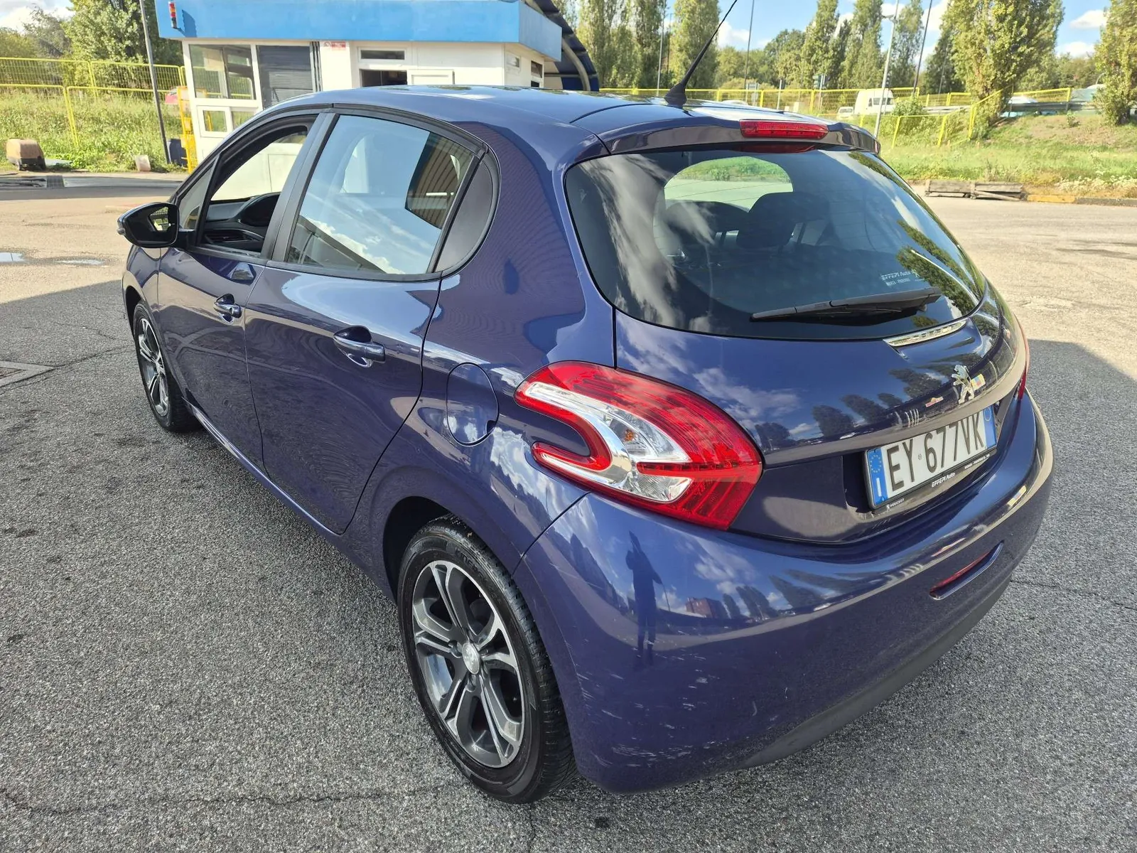 Peugeot 208 2015 photo 3