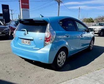 Toyota Aqua 2012 photo 4