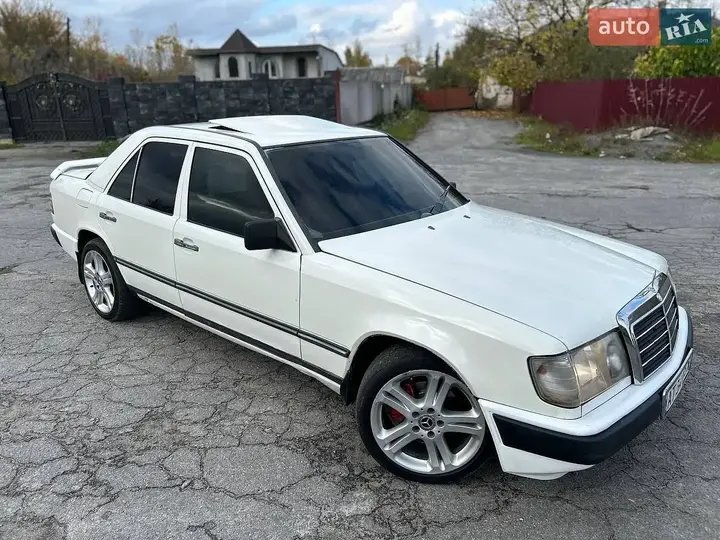 Mercedes-Benz E-Class 1985 photo 4