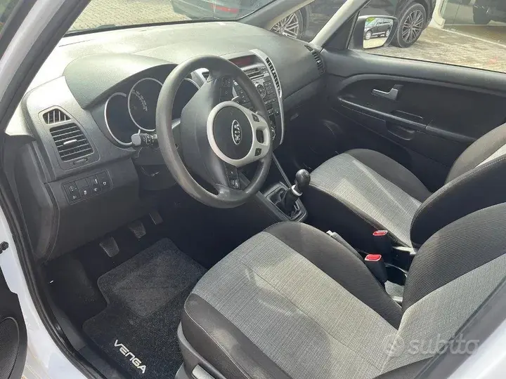 Kia Venga 2013 photo 4